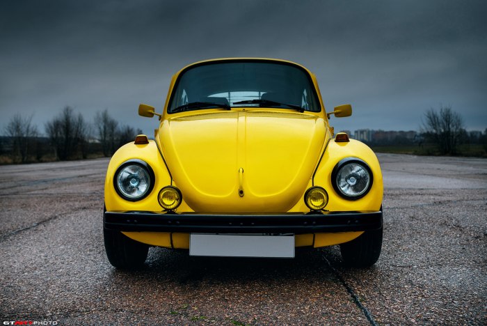 Volkswagen Beetle Жук желтый