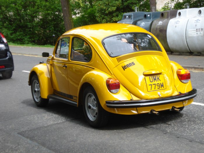 Volkswagen Жук желтый