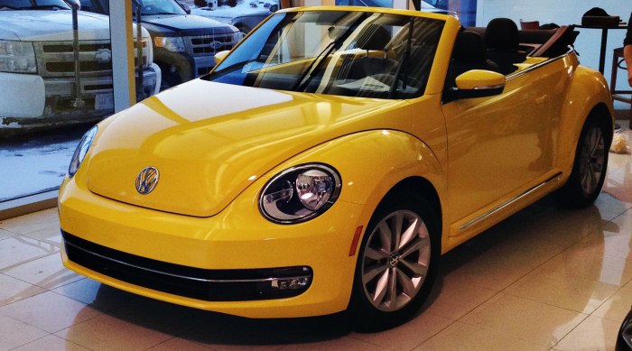 Volkswagen Жук желтый