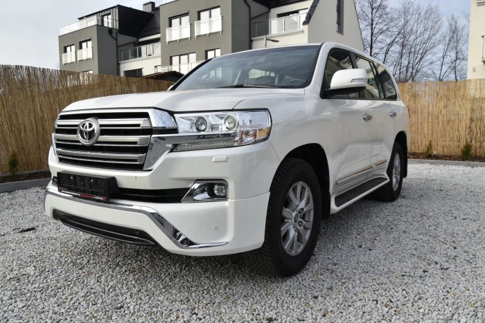Toyota Land Cruiser 200 v8