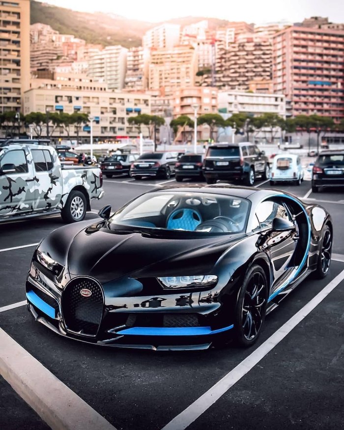 Машина Bugatti Chiron Sport