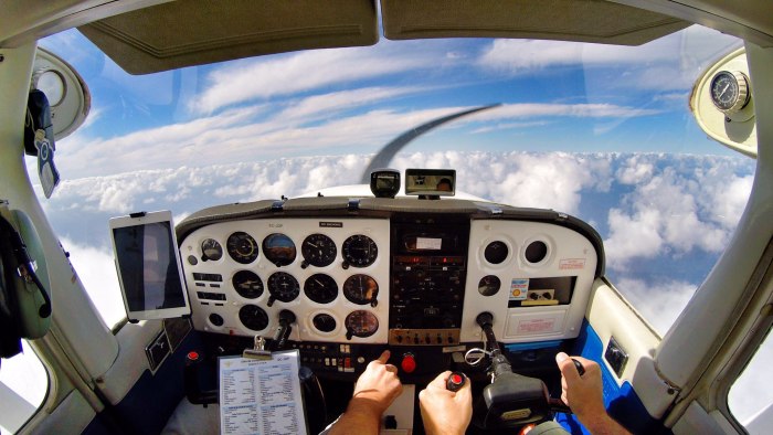 Кабина самолета Cessna 172