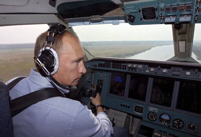 Путин в самолете за штурвалом
