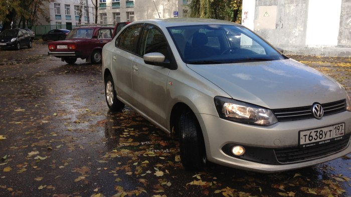 Volkswagen Polo sedan серебристо желтый