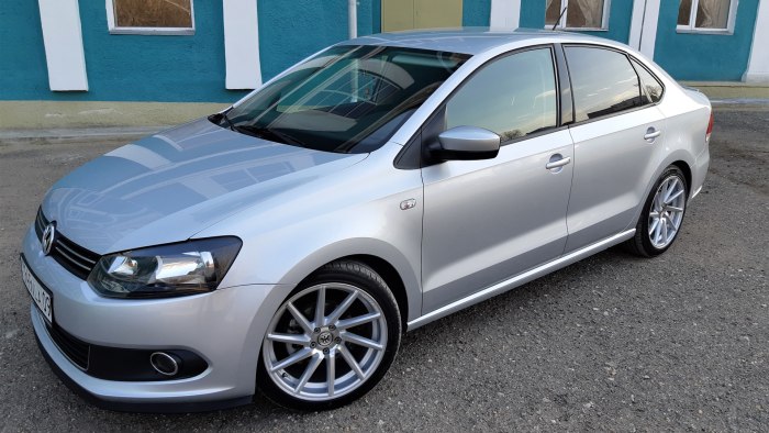 Volkswagen Polo sedan серебристая