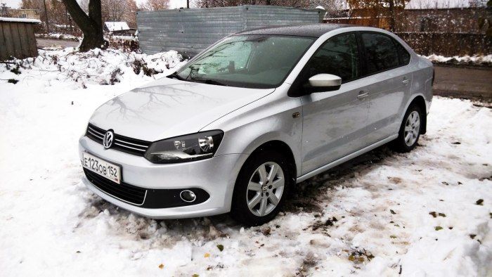Volkswagen Polo sedan серебристая
