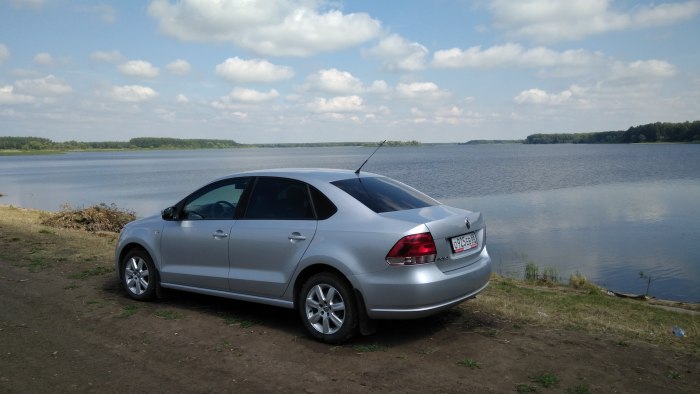 Volkswagen Polo sedan серебристая