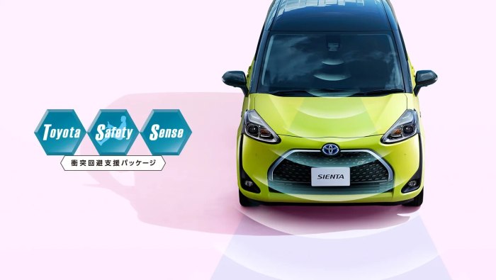 Toyota Sienta вид спереди