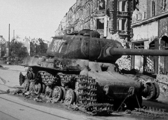 ИС-2 В Берлине