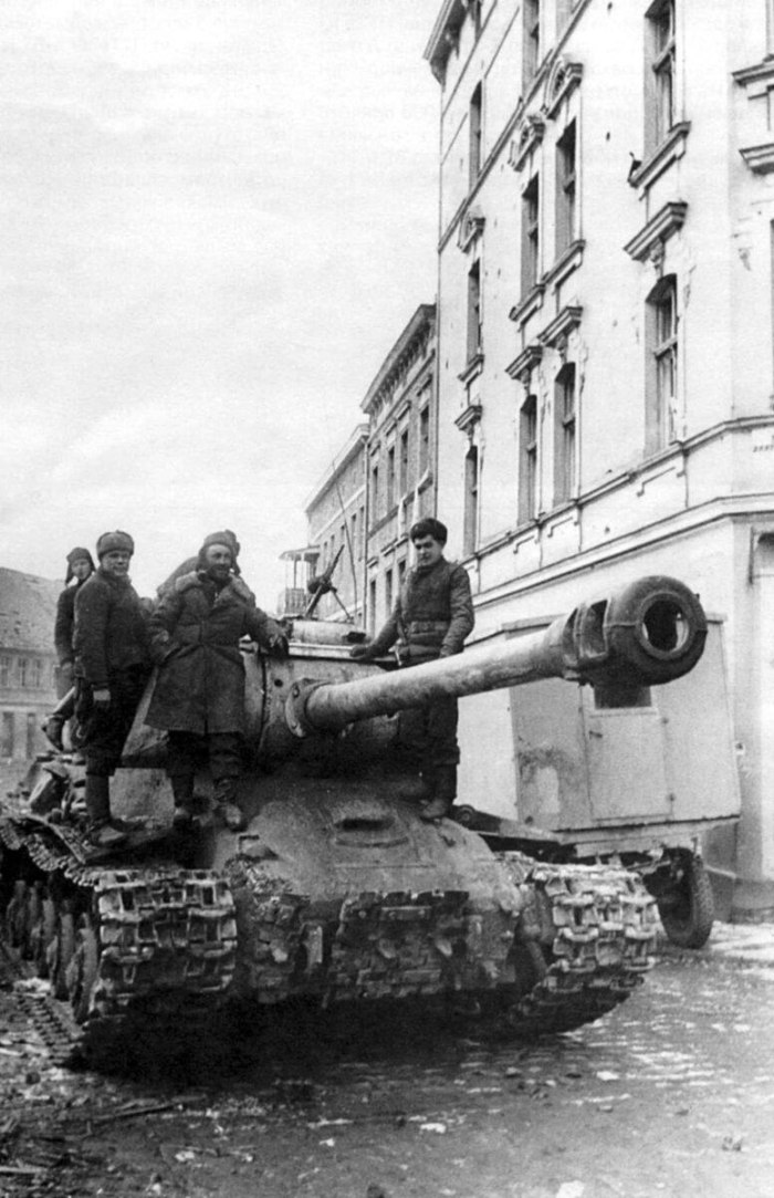 ИС-2 В Берлине