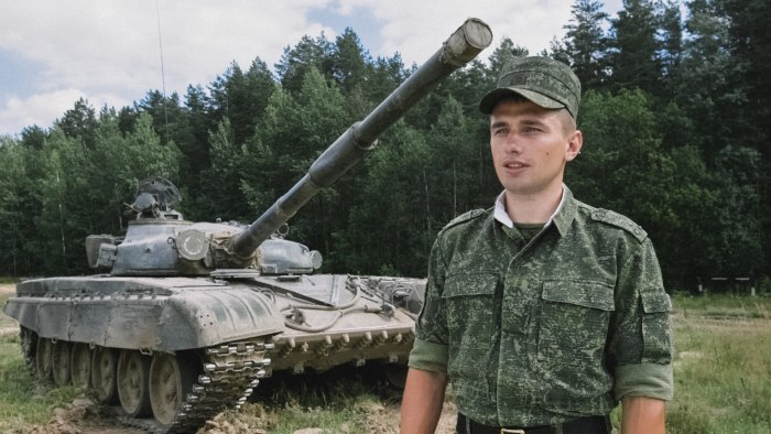 Человек на фоне танка