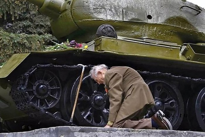 Ветеран около танка т34-85