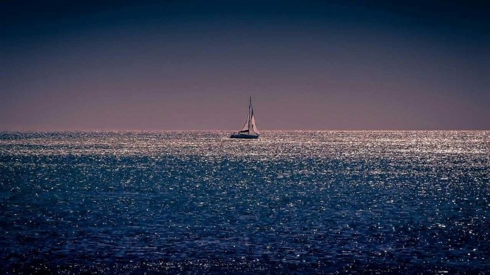 Корабль на горизонте в море