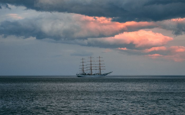 Корабль на горизонте в море