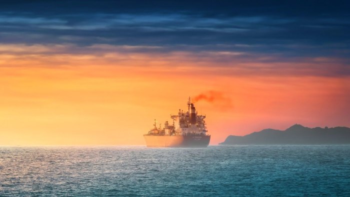 Корабль в море