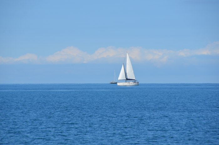 Парусник в море