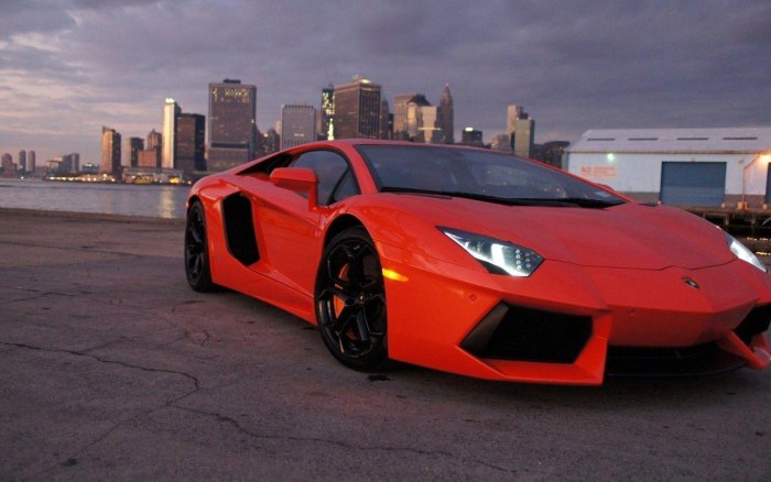 Lamborghini Aventador красная