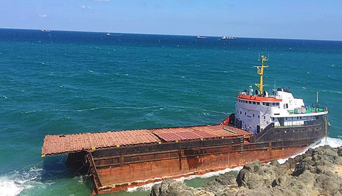 Кран КАМАЗ на берегу черного моря