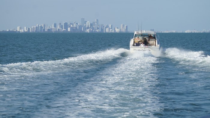 Катер в море