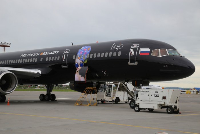 Boeing 757-200 Black Jet