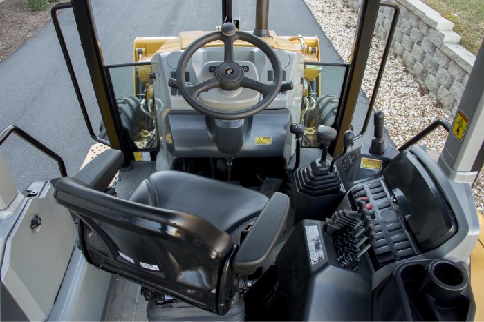Погрузчик Caterpillar 992g в нутри кабины