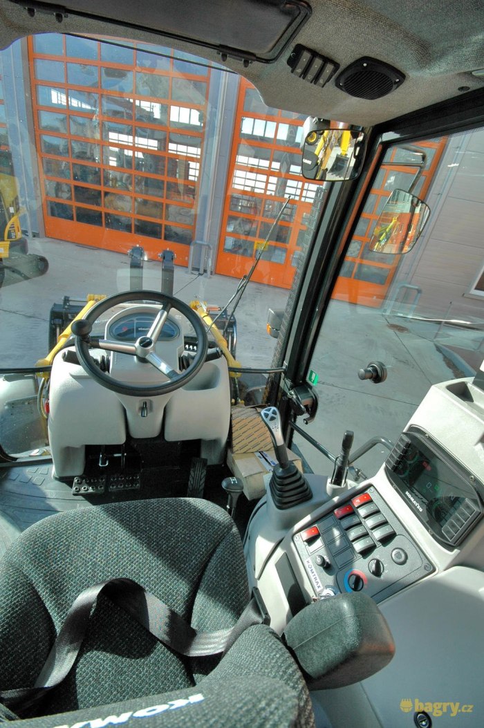 Komatsu wb93r кабина