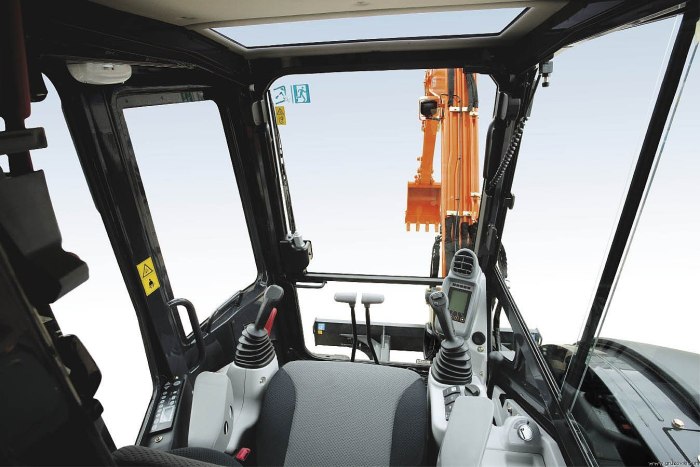 Hitachi 240 экскаватор кабина