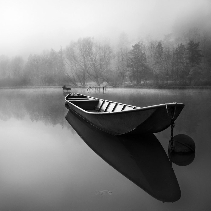 Море лодка туман