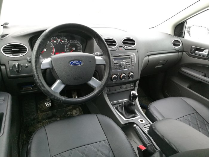 Ford Focus 2 хэтчбек 2008 салон