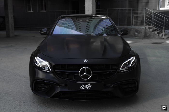 Мерседес-Бенц AMG 63 черный