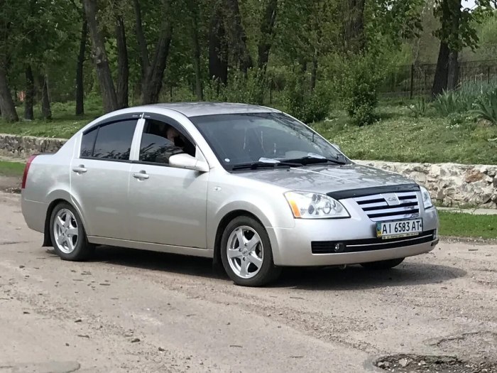 Chery fora на белом фоне