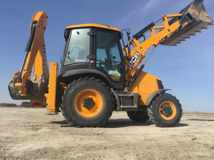 Колесный экскаватор погрузчик JCB