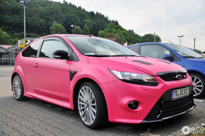 Розовый Ford Focus 2