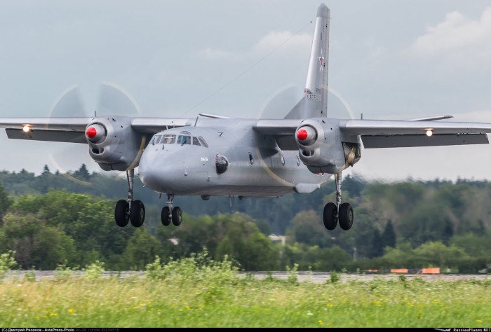 АН-26 военно-транспортный