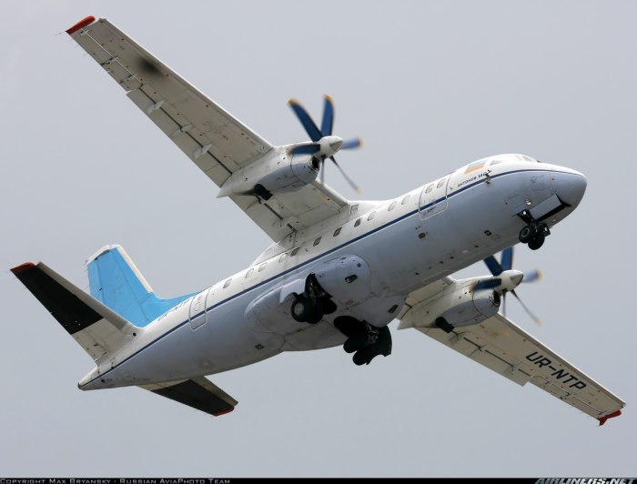 АН-140 пассажирский самолёт