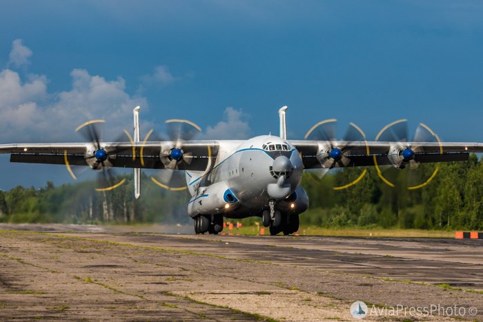 Турбовинтовой АН 22 самолет турбовинтовой