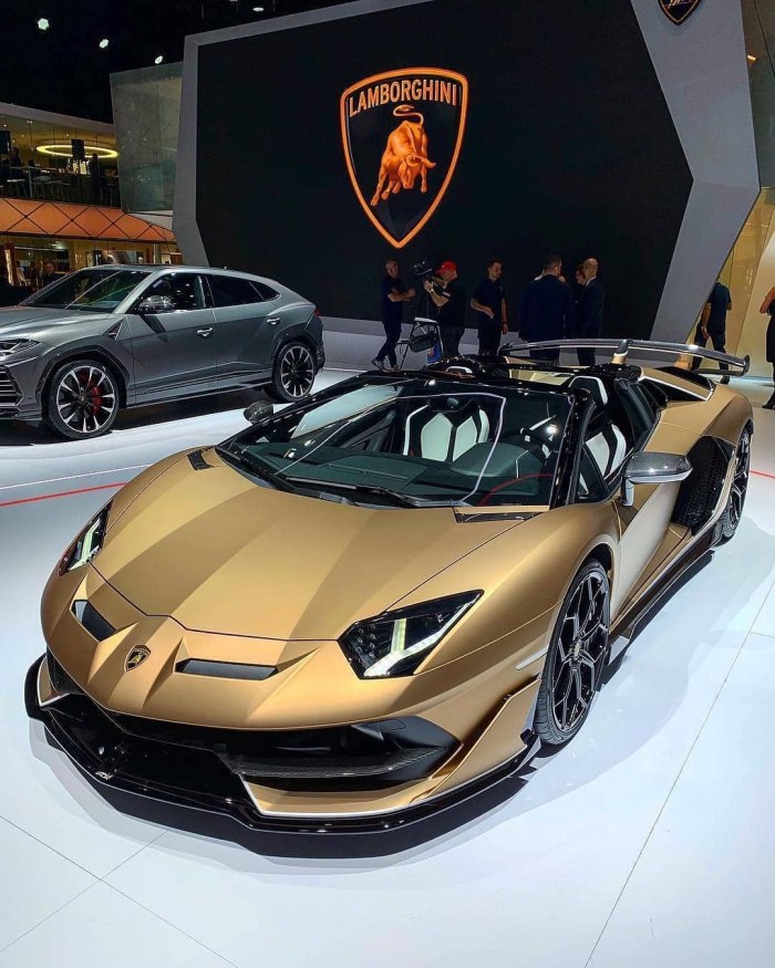 Lamborghini Aventador SVJ золотой