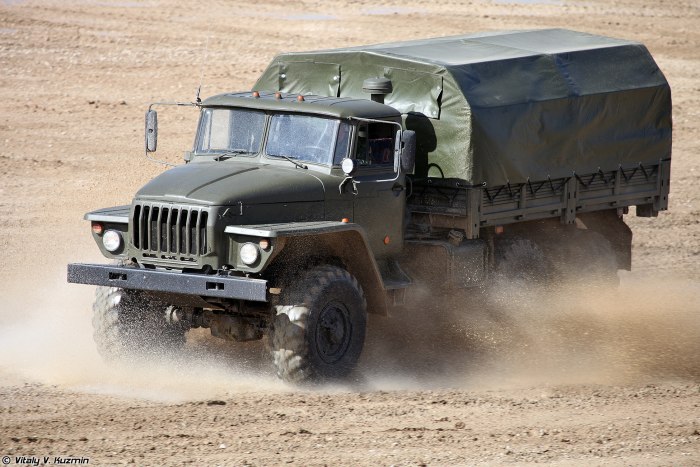 Военный тягач Урал 4320