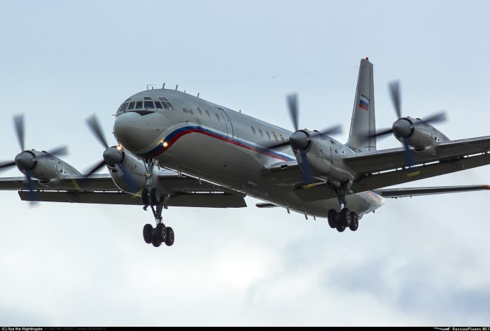Четырёхмоторный турбовинтовой пассажирский самолёт ил-18