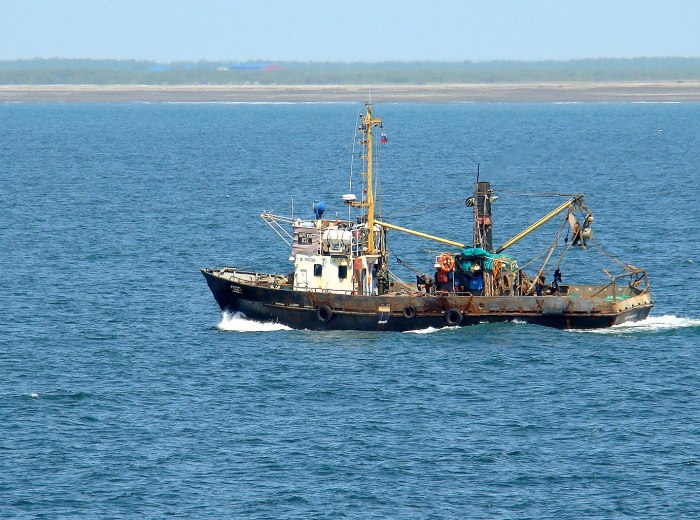 Рыболовецкий Баркас морской сейнер