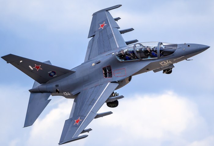 Учебный самолет як 130