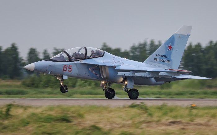 Учебный самолет як 130