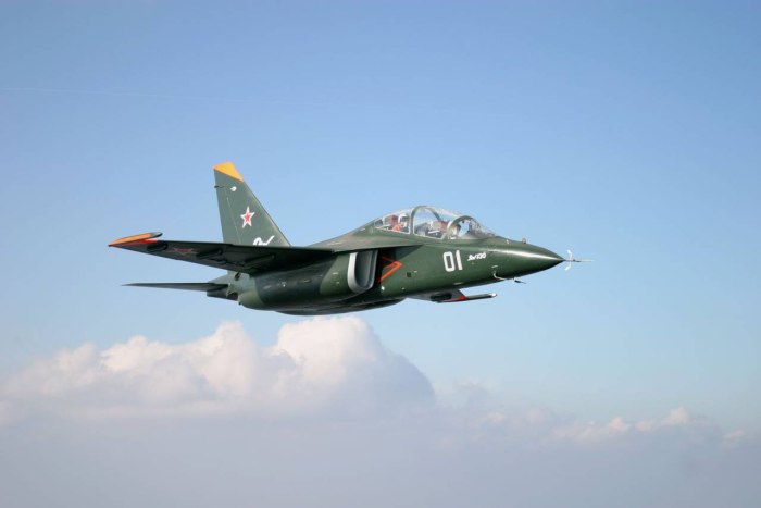 Военный самолет як 130