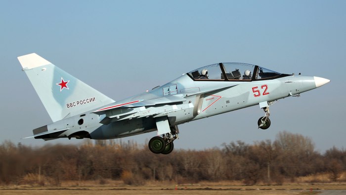 Учебный самолет як 130