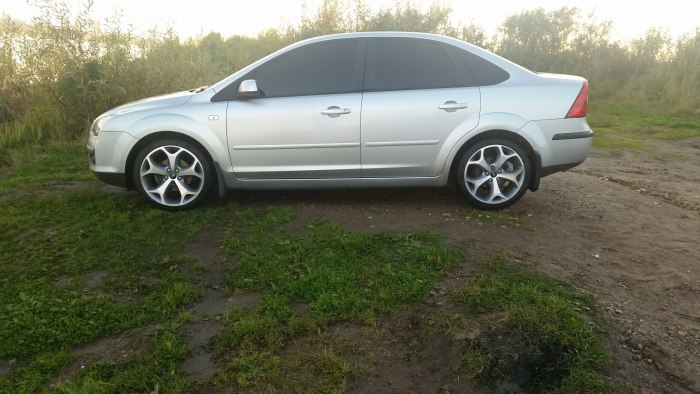 Ford Focus 2 седан на дисках
