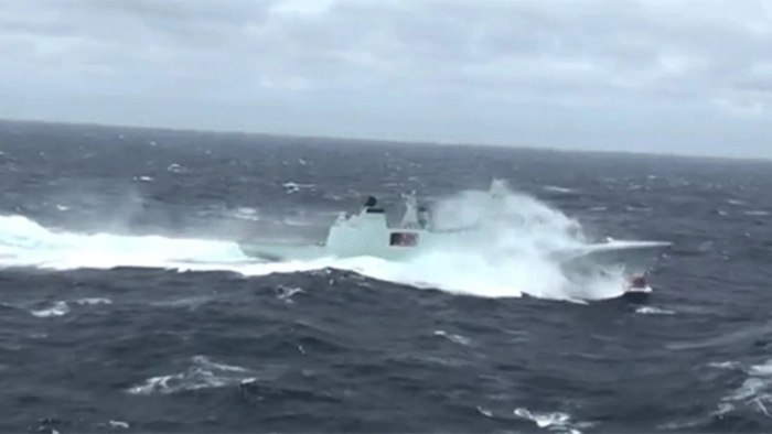 Боевой корабль в шторм