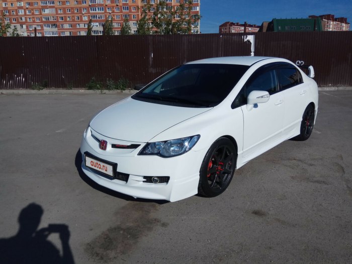 Белая Хонда Цивик 4д