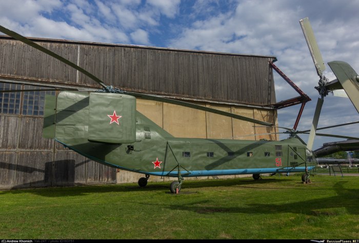 Як 24 и Чинук