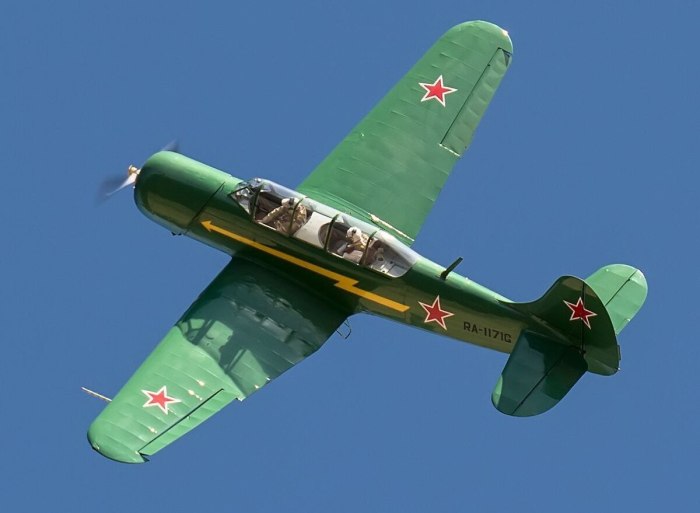 Учебный самолет як 18