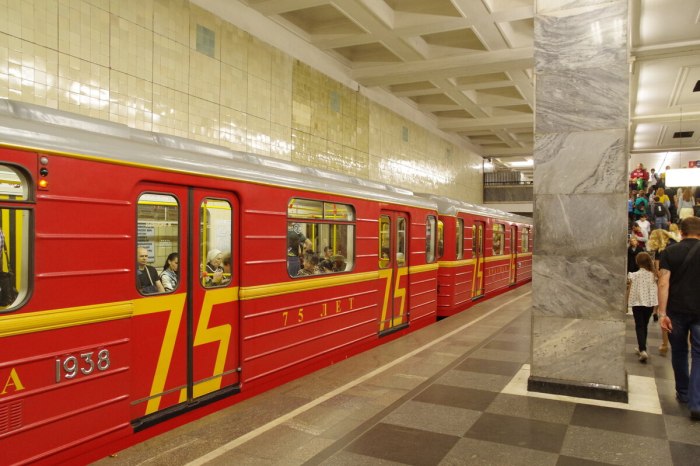 Поезд метро красная стрела